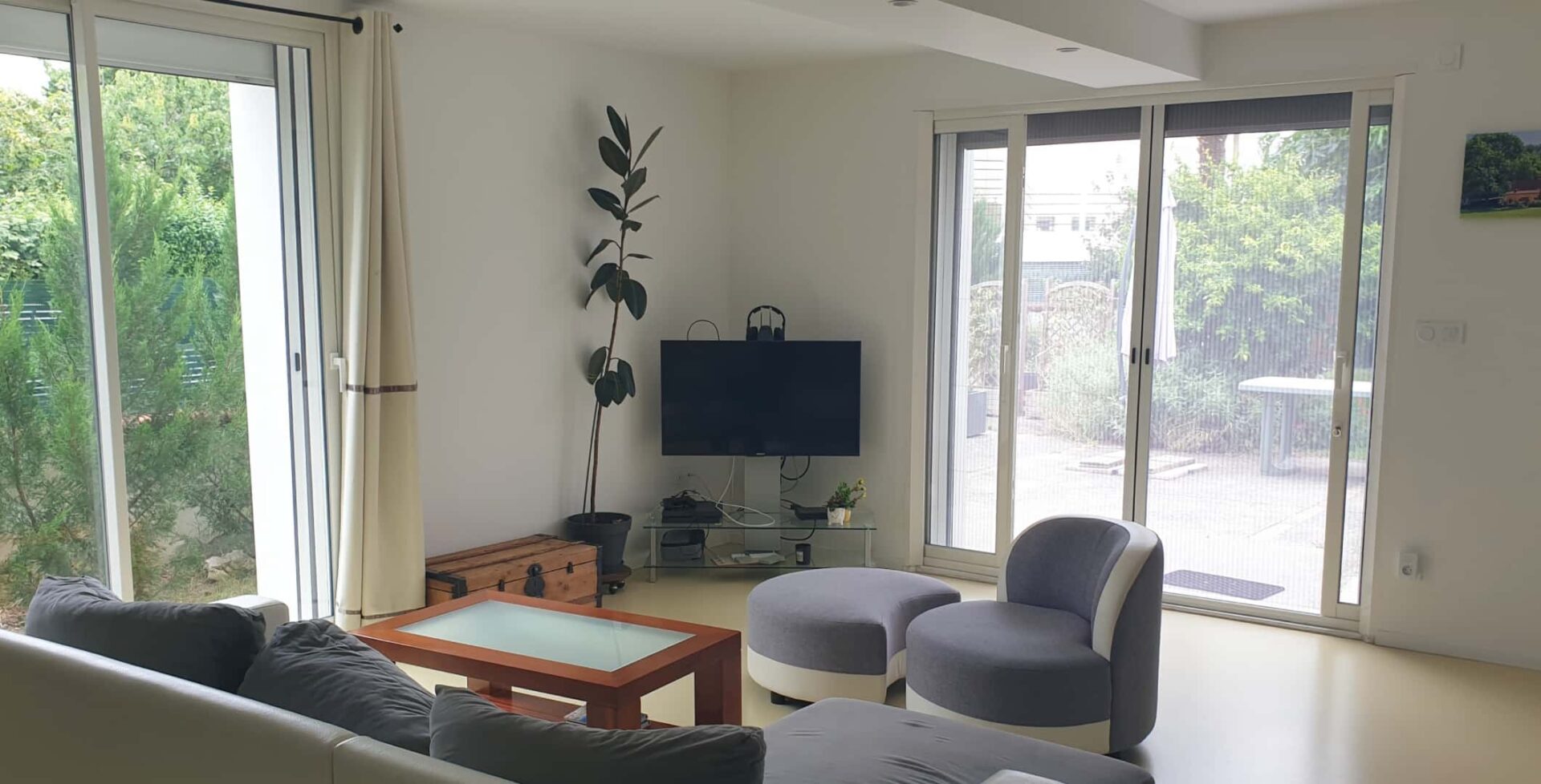 Vue après les travaux de rénovation du salon de la maison de nos clients située à Toulouse MInimes