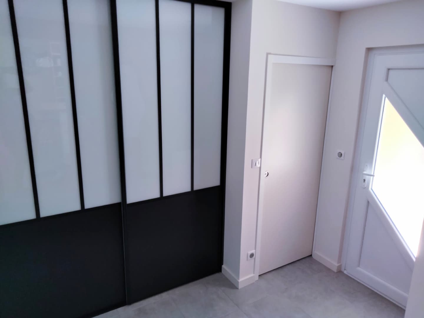 Exemple d'aménagement d'une entrée ouverte sur l'espace cuisine par notre Entreprise d'Aménagement Cuisine à Saint Alban