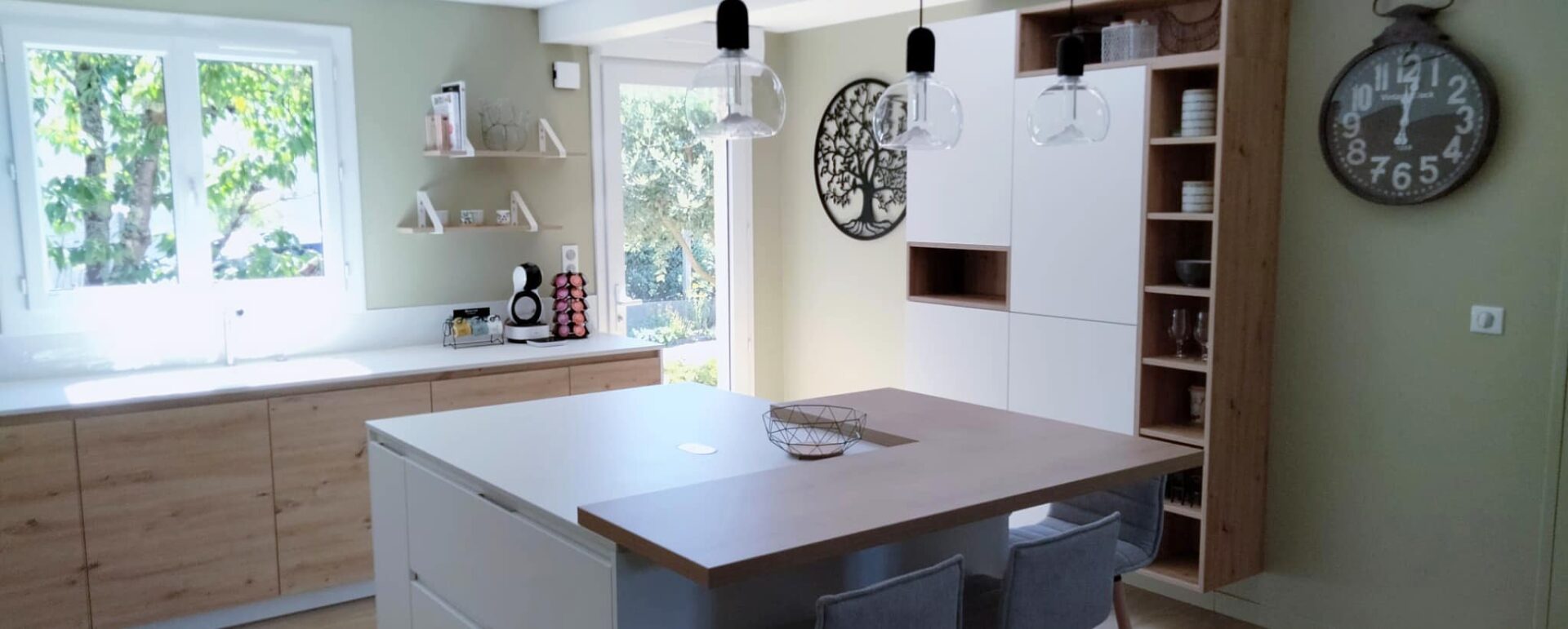 Exemple d'aménagement d'une entrée ouverte sur l'espace cuisine par notre Entreprise d'Aménagement Cuisine à Saint Alban