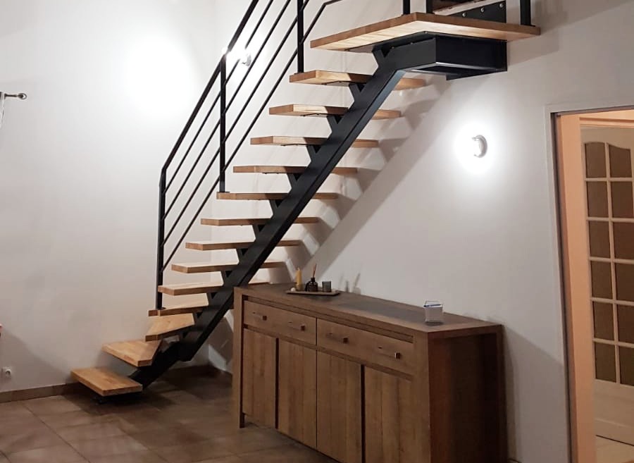 Vue d'un escalier bois et métal dans un salon, habitation toulouse