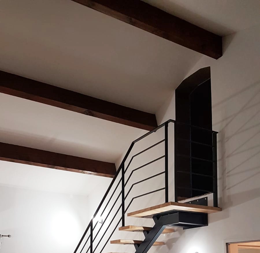 Nous réalisons vos travaux sans que vous n'ayez à travailler ni à vous soucier de quoi que ce soit. Dans ce cas, un escalier en acier et bois peut demander l'intervention de plusieurs corps de métier pour réaliser, modifier les trémie, dalle, palier, sol, mur et plafond. Nous nous occupons de tout de A à Z, faîtes-nous confiance, c'est notre métier depuis plus de 15 ans !