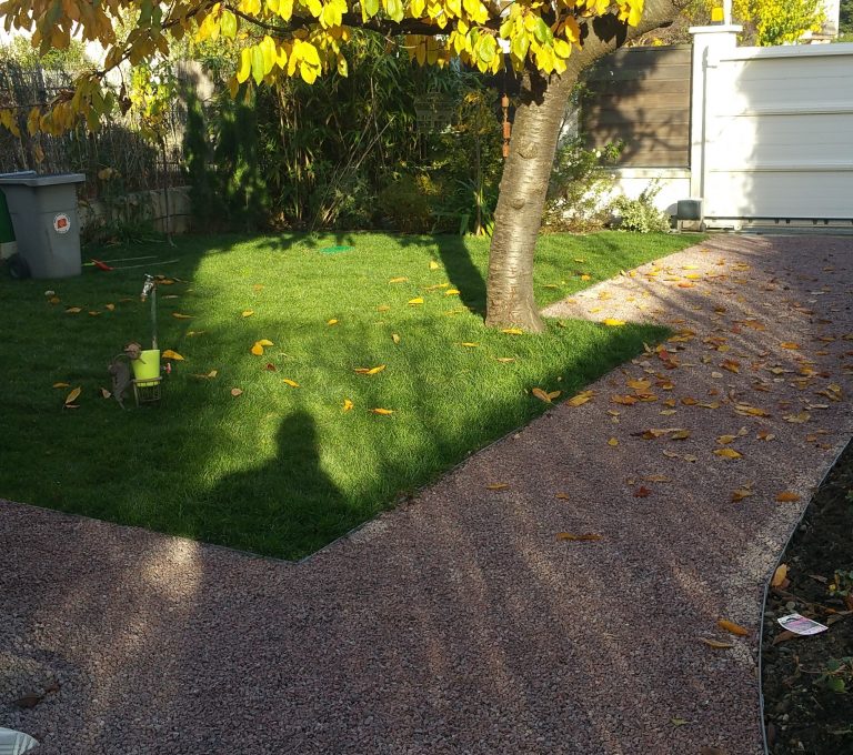 Aménagement paysagé d'un jardin d'un maison d'un quartier de Toulouse. Travaux de terrassement et de plantations payasagères