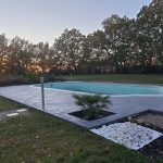 Terrasse de piscine réalisée avec un béton déoratif. Ici rénovation terrasse psicine à tournefeuille