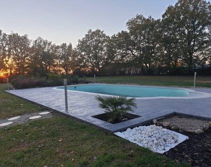 Terrasse de piscine réalisée avec un béton déoratif. Ici rénovation terrasse psicine à tournefeuille