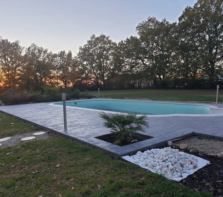 Terrasse de piscine réalisée avec un béton déoratif. Ici rénovation terrasse psicine à tournefeuille