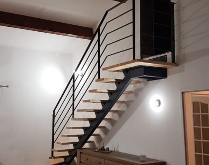 Rénovation d'un escalier à Toulouse L'escalier bois d'origine était très imposant en bois, et rappelait la génération de cette maison des années 80.