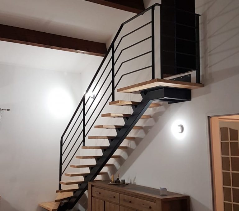 Rénovation d'un escalier à Toulouse L'escalier bois d'origine était très imposant en bois, et rappelait la génération de cette maison des années 80.