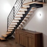 Vue d'un escalier bois et métal dans un salon, habitation toulouse