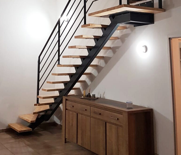 Vue d'un escalier bois et métal dans un salon, habitation toulouse