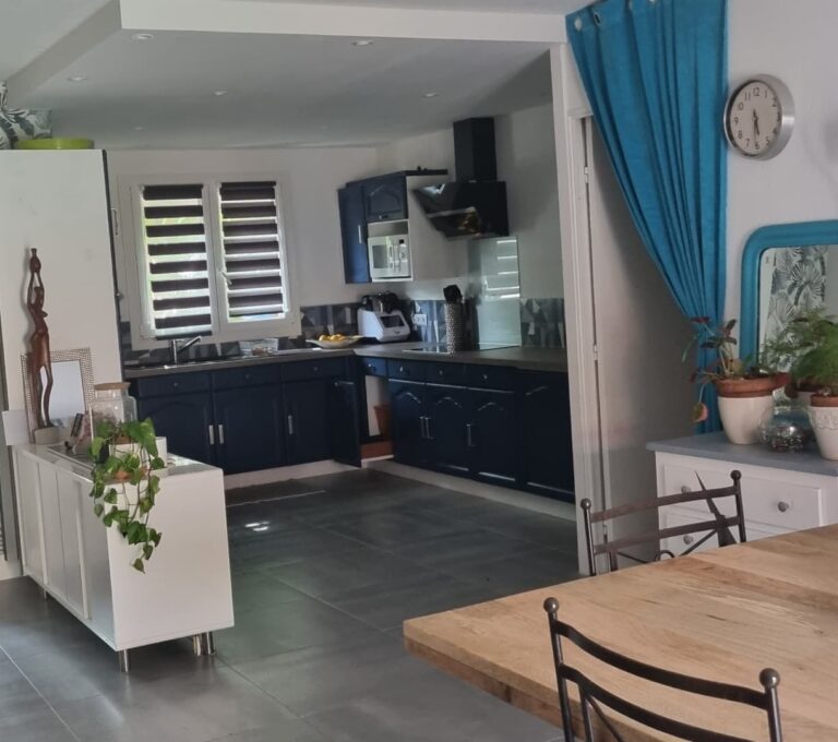 Nouvelle cuisine bleue pour ces clients à Blagnac qui nous ont confié la rénovation de leur cuisine